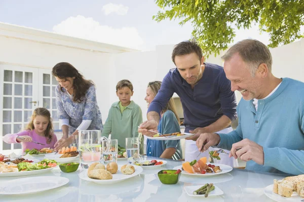 Familia Desayunando Mesa Del Comedor —  Fotos de Stock