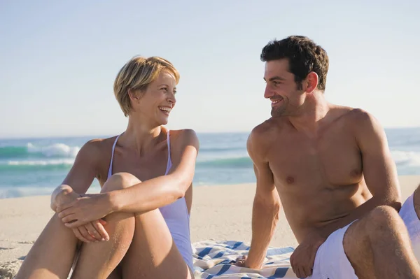Romantisches Lächelndes Paar Das Strand Sitzt Und Einander Ansieht — Stockfoto