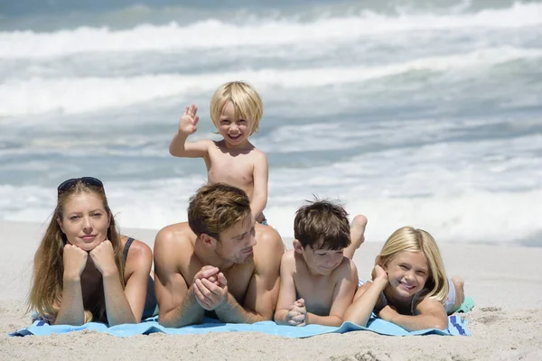 Portrait Famille Heureuse Détendue Allongée Sur Plage — Photo