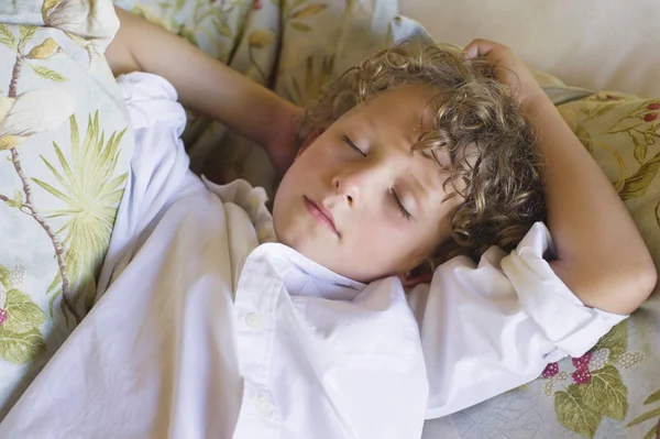 Menino Com Olhos Fechados Relaxando Sofá — Fotografia de Stock