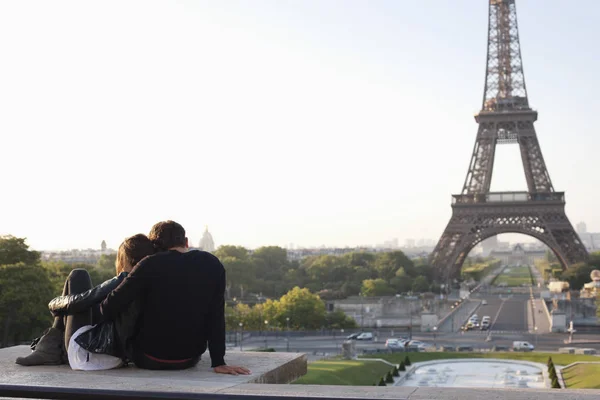 Casal Sentado Junto Com Torre Eiffel Fundo Jardins Trocadero Paris — Fotografia de Stock