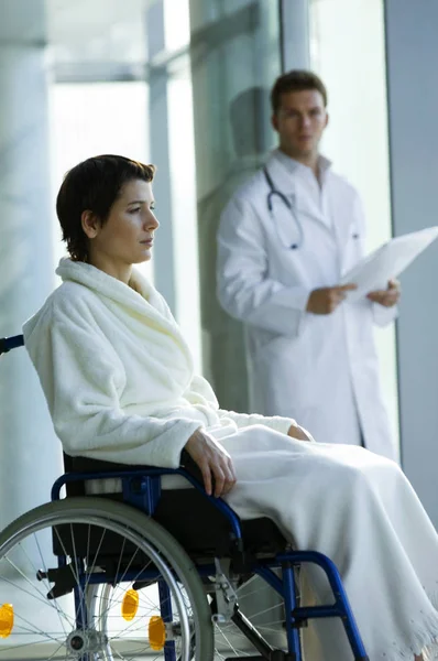 Female Patient Sitting Wheelchair Male Doctor Standing Background Hospital — Stock Photo, Image