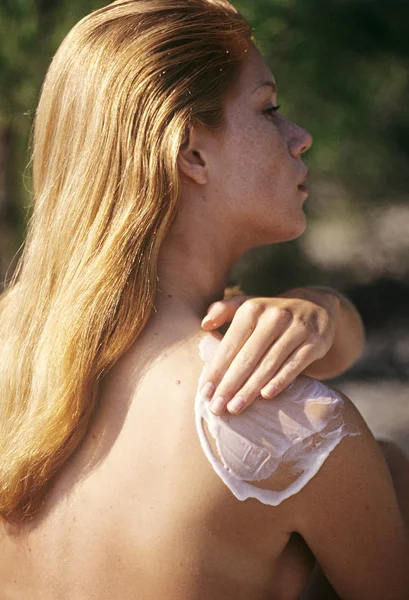 Mujer Joven Desnuda Aplicando Crema Solar Hombro Aire Libre —  Fotos de Stock