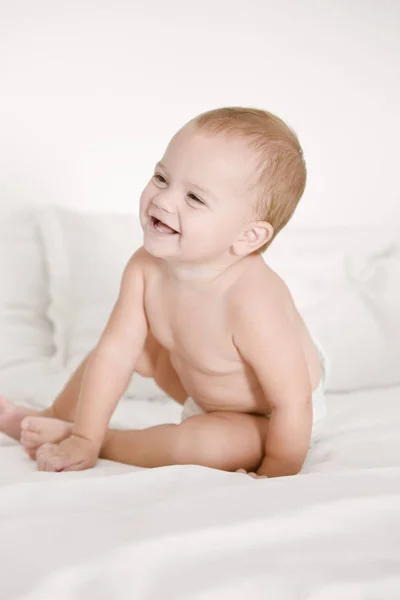Close Van Baby Meisje Lachen Bed — Stockfoto