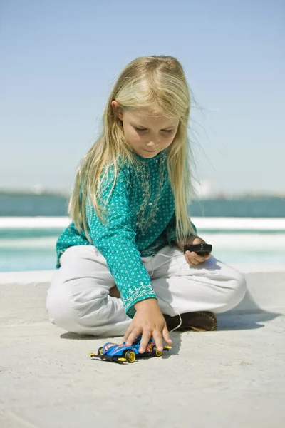 Chica Jugando Con Coche Control Remoto Playa Arena —  Fotos de Stock