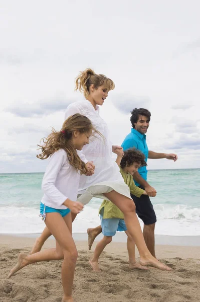 Familia Feliz Corriendo Playa Arena —  Fotos de Stock