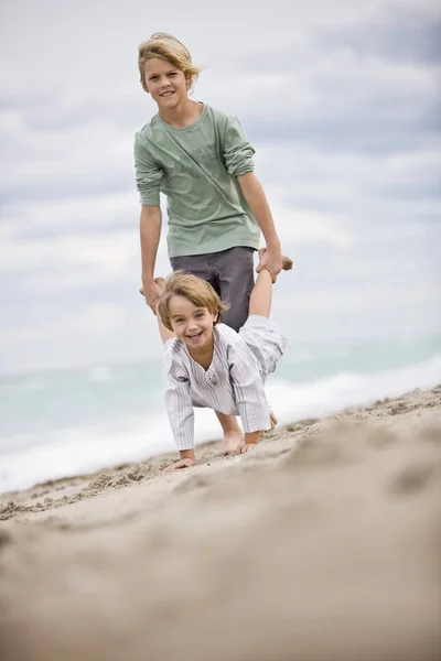 砂浜で遊ぶ陽気な男の子 — ストック写真