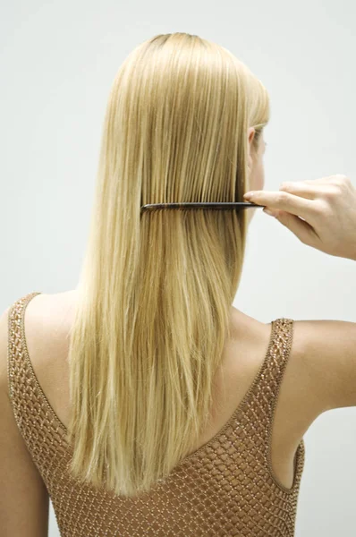 Πίσω Όψη Της Ξανθιάς Γυναίκας Που Χτενίζει Μαλλιά — Φωτογραφία Αρχείου
