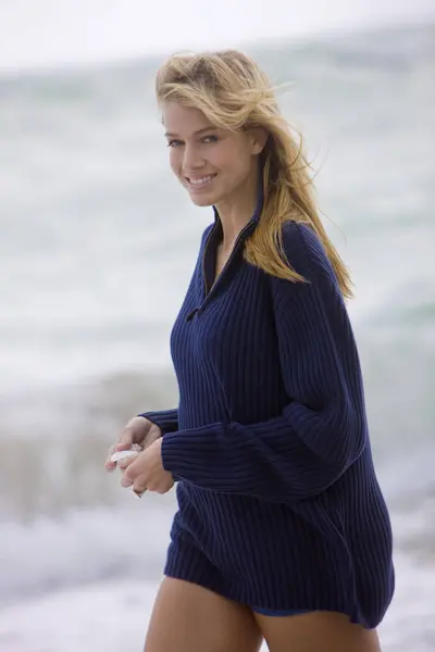 Smiling Woman Holding Shell While Walking Beach — Stock Photo, Image