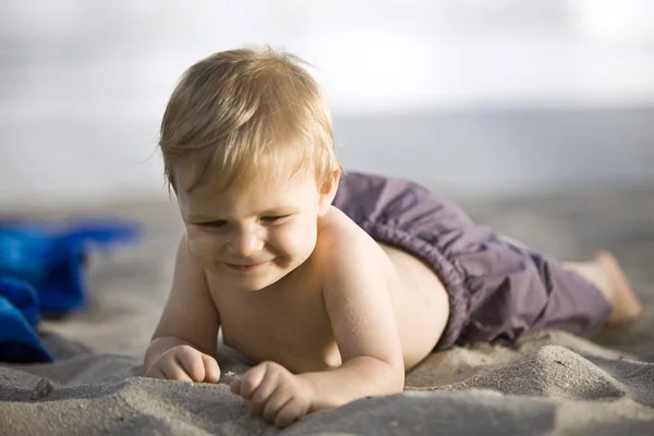 Zblízka Šťastný Chlapeček Ležící Písku — Stock fotografie