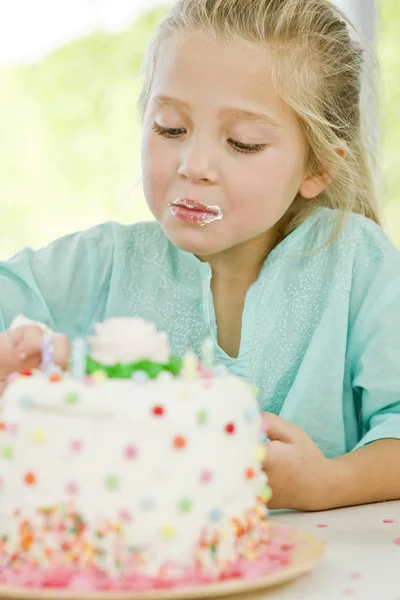 Menina Comer Bolo Aniversário Foco Primeiro Plano — Fotografia de Stock