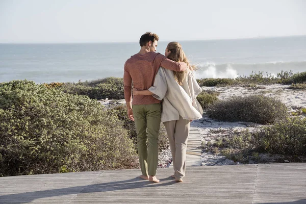幸せなカップルの海岸植生の歩行 — ストック写真
