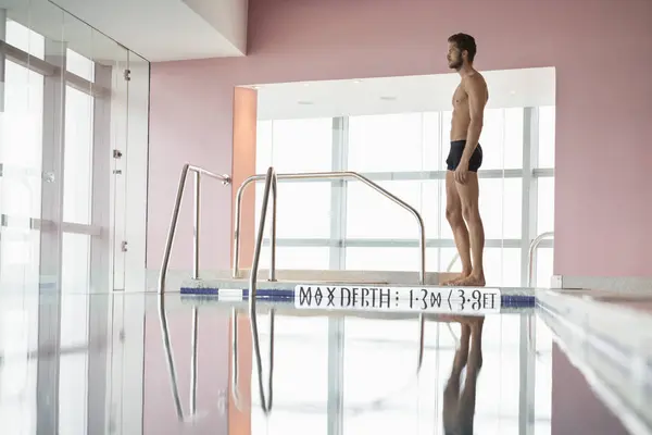 Grand Homme Sportif Debout Bord Piscine Intérieure — Photo