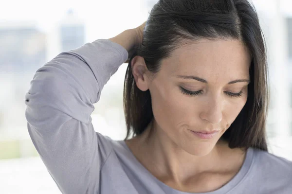 Nære Trist Brunette Kvinne Som Tar Hår – stockfoto