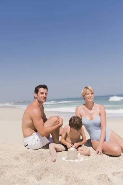 Portret Szczęśliwej Rodziny Wakacjach Piaszczystej Plaży — Zdjęcie stockowe