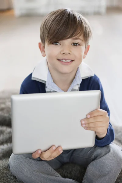 Portret Uśmiechający Się Mały Chłopiec Trzyma Cyfrowego Tabletu Nowoczesny Apartament — Zdjęcie stockowe