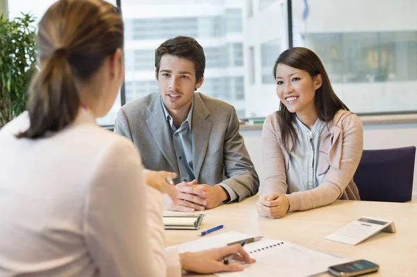 Business Executive Bespreken Met Klanten Office — Stockfoto