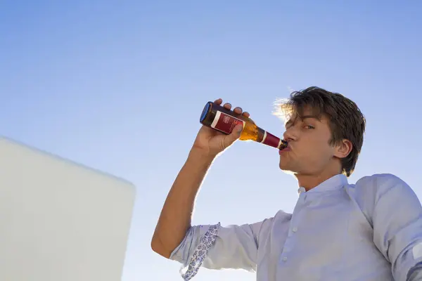 Jongeman Bier Drinken Tegen Blauwe Hemel — Stockfoto