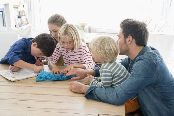 Eltern Und Kinder Bei Hausaufgaben Holztisch Hause — Stockfoto