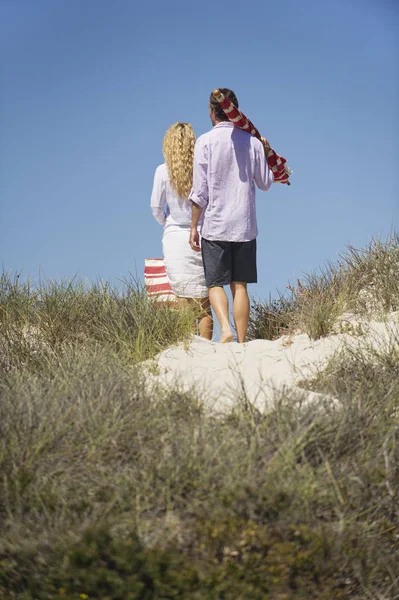 Vue Arrière Couple Marchant Sur Plage Avec Sac Rayé Parasol — Photo