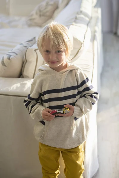 Portrait Petit Garçon Blond Tenant Des Voitures Jouets Dans Salon — Photo