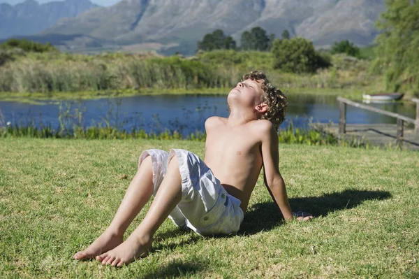 Petit Garçon Torse Les Yeux Fermés Sur Herbe Contre Les — Photo