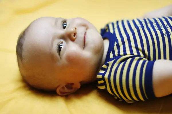 Månader Baby Pojke Ligger Ner — Stockfoto