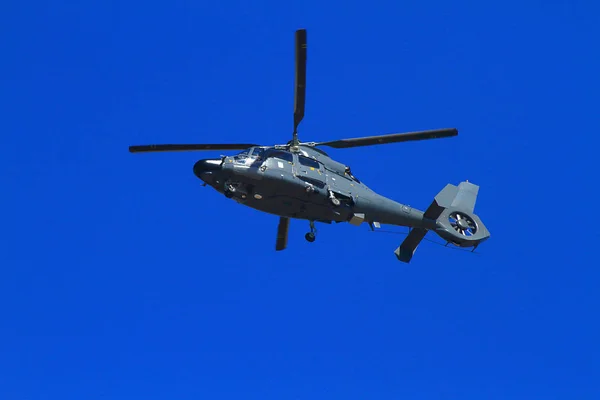 Вертолёт Французской Армии Над Голубым Небом — стоковое фото