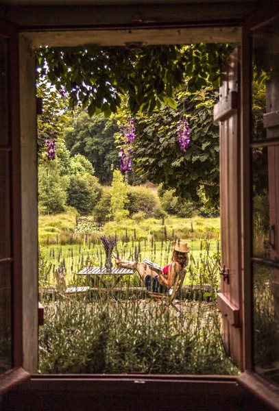 Junge Frauen Lesen Garten Aus Dem Fenster Gesehen — Stockfoto