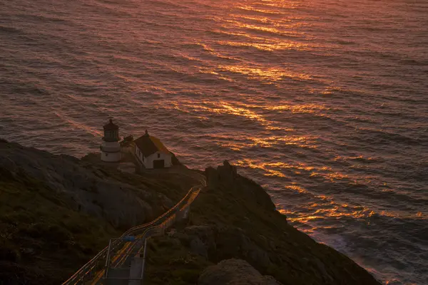 アメリカ カリフォルニア州 マリン郡 ポイントレイズ ポイントレイズ国立海岸 灯台の夕日 — ストック写真