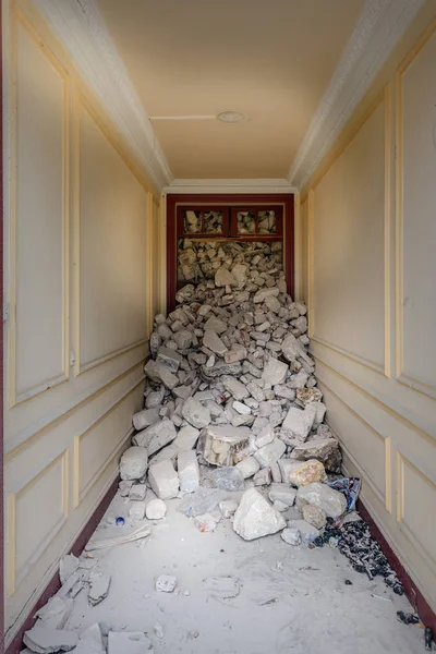 Accumulation Rubbles Front Entrance Building Being Destroyed — Stock Photo, Image