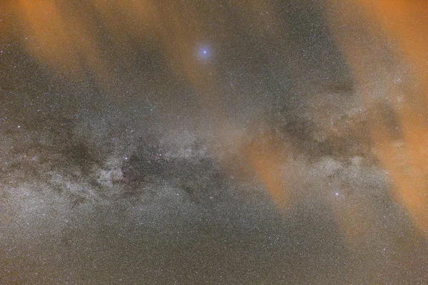 夏天银河闪耀 夜空中的云 — 图库照片
