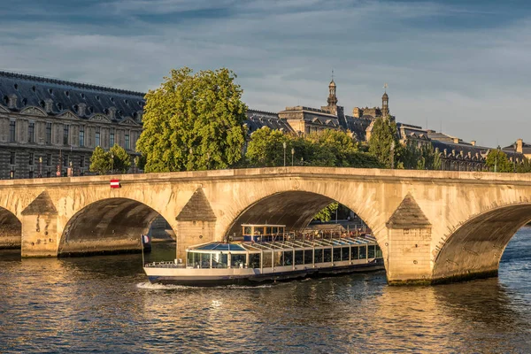 法兰西岛 巴黎第七区 卢浮宫和塞纳河畔皇家桥 — 图库照片