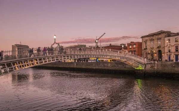 Rlanda Cumhuriyeti Dublin Liffey Köprüsü Tapınak Barosu Giden Demir Yaya — Stok fotoğraf