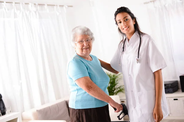 Cheerful Young Rehab Nurse Helping Elderly Senior Woman Using Walker — Stock Photo, Image
