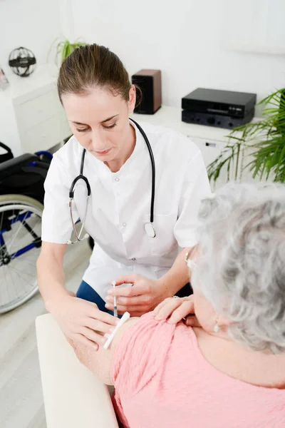 Cheerful Young Woman Doctor Giving Vaccine Injection Elderly Woman Home — Stock Photo, Image