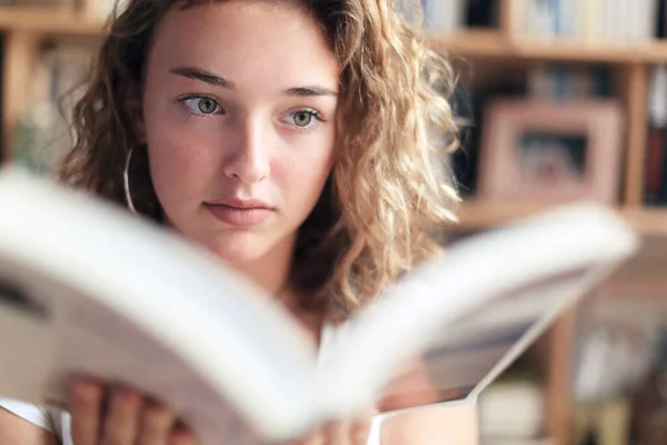 Nastolatka Codzienne Życie Czytanie — Zdjęcie stockowe