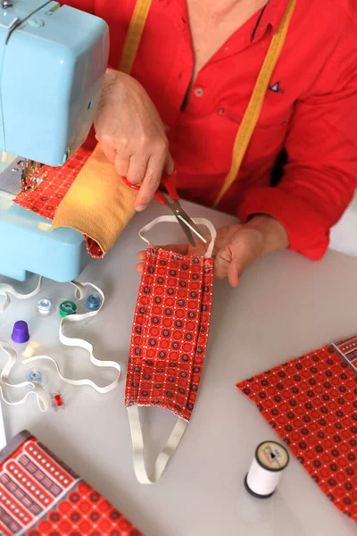 Fabricación Máscaras Protectoras Durante Pandemia Del Coronavirus Covid —  Fotos de Stock