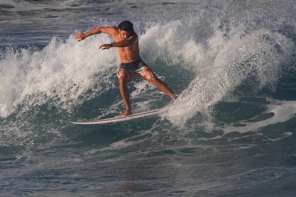 Surfer Στη Θάλασσα — Φωτογραφία Αρχείου