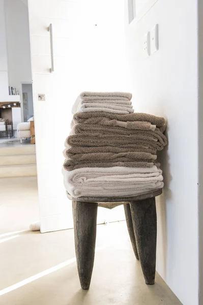 Pila de toallas en la silla, enfoque selectivo - foto de stock