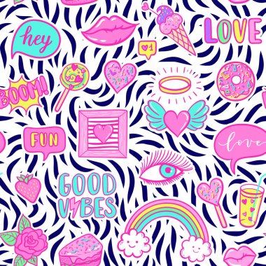 Vektör moda eğlenceli yamalar seamless modeli: gökkuşağı, bulut, halka, dudak, iyi hisler, çilek, kek, şeker, kalp. Pop art pembe sopa için düğün, Sevgililer günü, aşk arka plan yazdırır.