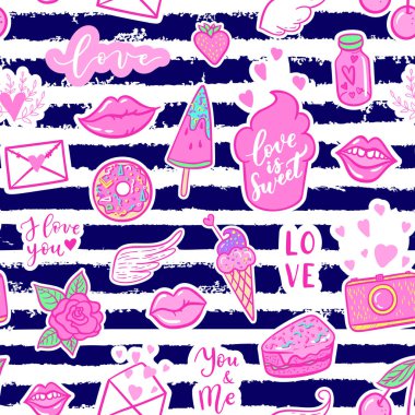 Vektör moda eğlenceli yamalar seamless modeli: seni seviyorum, smile, kanatlar, dondurma, kamera, şekerleme, dudak, şeker, kalp. Pop art pembe sopa için düğün, Sevgililer günü, aşk arka plan yazdırır.