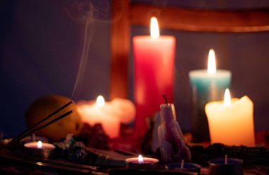 Sakin bir arka plan üzerinde Mumlar, meditasyon