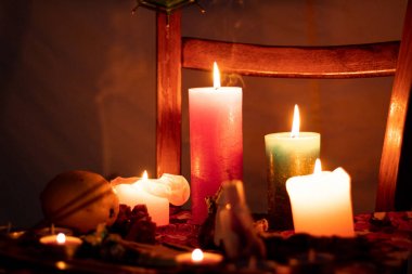 Sakin bir arka plan üzerinde Mumlar, meditasyon