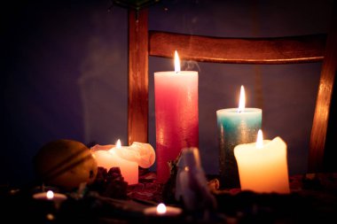 Sakin bir arka plan üzerinde Mumlar, meditasyon