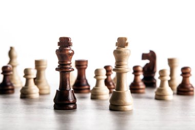 gri bir arka plan ve siyah ve beyaz satranç kralların satranç taşları kapat