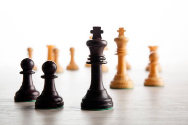 bir satranç tahtası ve bir siyah Satranç Kral üzerinde beyaz bir arka plan siyah satranç piyonlar