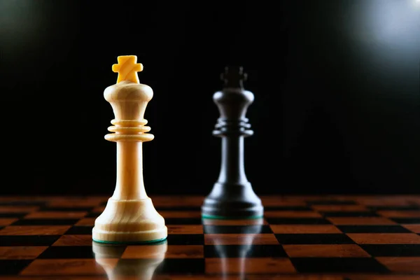 Šachový Souboj Dvou Králů Černém Pozadí Zblízka — Stock fotografie