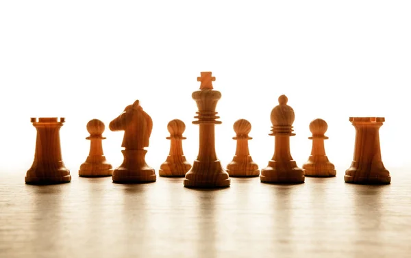 Деревянные Белые Шахматные Фигуры Выстроенные Ряд Белом Фоне — стоковое фото