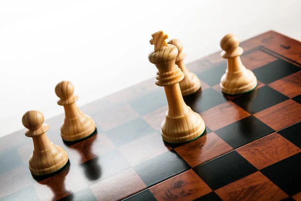 棋盘上的棋子和在白色背景上的国王的国际象棋棋子 — 图库照片